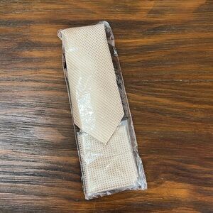 NWT{Hisdern} Gold Diamond print tie and pocket square